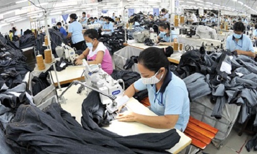 workers-produce-clothes-for-export-at-the-gia