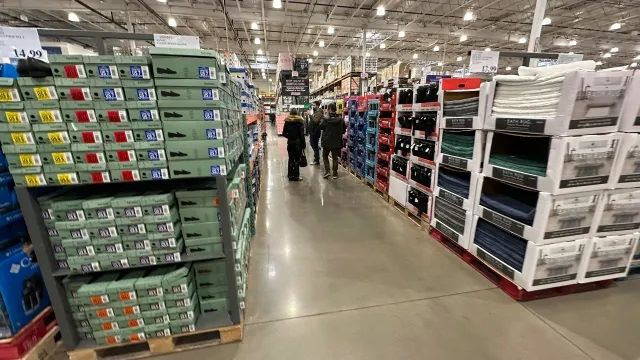 As US consumer confidence crumbles it casts a looming shadow over fashion spending